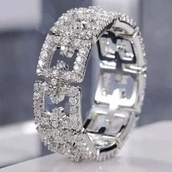 "LOOK LIKE A MILLION" FAMOUS DESIGNER MOTIF "O" DIAMANTE GLITTERY LINK RING 36 - Picture 1 of 2